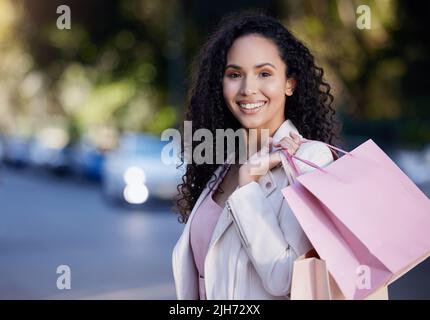 Ich habe eine Mode-Bucket-Liste. Eine junge Frau, die in der Stadt einkaufen geht. Stockfoto