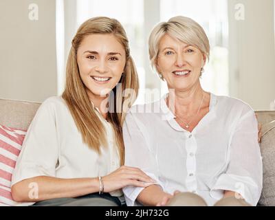 Eine glückliche Familie ist nur ein früher Himmel. Eine Mutter und Tochter sitzen zu Hause auf der Couch. Stockfoto