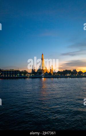 Blick auf den Sonnenuntergang am Wat Arun Tempel in der Nähe des Chao Phraya Flusses. Bangkok, Thailand. Stockfoto