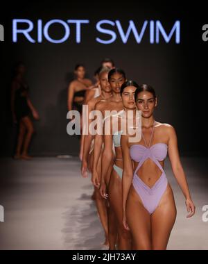 Miami, Vereinigte Staaten Von Amerika. 15.. Juli 2022. MIAMI BEACH, FLORIDA - 15. JULI: Models laufen auf der Startbahn für die Riot Swim Fashion Show während der Paraiso Miami Beach im Paraiso Tent am 15. Juli 2022 in Miami Beach, Florida. (Foto von Alberto E. Tamargo/Sipa USA) Quelle: SIPA USA/Alamy Live News Stockfoto