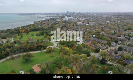 Die Landschaft der Stadt Milwaukee aus dem Lake Park wurde von der Drohne eingefangen Stockfoto