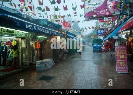 Ein sommerlicher Regen kommt 2007 auf den Stanley Market, Hong Kong Island Stockfoto