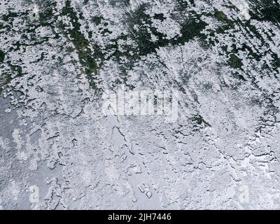 Neue asphaltierte Asphaltstraße nach Regen. Regentropfen auf dunkler Oberfläche. Stockfoto