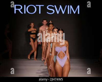 Miami, Vereinigte Staaten Von Amerika. 15.. Juli 2022. MIAMI BEACH, FLORIDA - 15. JULI: Models laufen auf der Startbahn für die Riot Swim Fashion Show während der Paraiso Miami Beach im Paraiso Tent am 15. Juli 2022 in Miami Beach, Florida. (Foto von Alberto E. Tamargo/Sipa USA) Quelle: SIPA USA/Alamy Live News Stockfoto