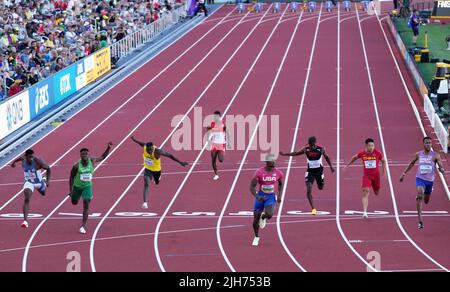 Eugene, USA. 15.. Juli 2022. Athleten treten bei der Hitze der Männer 100m bei den Leichtathletik-Weltmeisterschaften Oregon22 in Eugene, Oregon, USA, am 15. Juli 2022 an. Quelle: Wang Ying/Xinhua/Alamy Live News Stockfoto