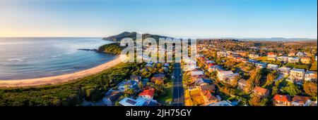 Eine Meile (1,6 km) vom Strand und den umliegenden Wohnstraßen und Häusern in der Küstenstadt Forster an der Pazifikküste von Australien - kurzer Rundblick. Stockfoto