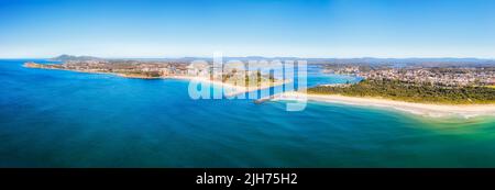 Forster und Nine Mile Beach in Tuncury Forster Küstenstädte Australiens - breites Luftpanorama mit Flussmündung. Stockfoto