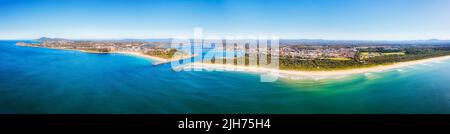 9ine Mile Beach in Tuncrys Küstenstadt Forster in Australien - breites Luftpanorama zum Forster Beach und zur Flussmündung. Stockfoto