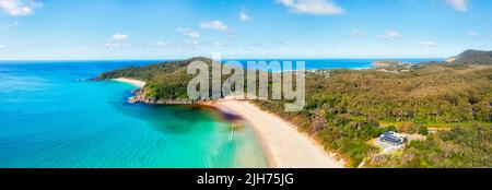 Elizabeth Bay und Strand im Booti Bootin Nationalpark am Lakes Way der Pazifikküste in Australien - Luftpanorama. Stockfoto