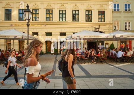 Das Leben rund um den Standort des Restaurants altes Hackerbräuhaus in München Stockfoto