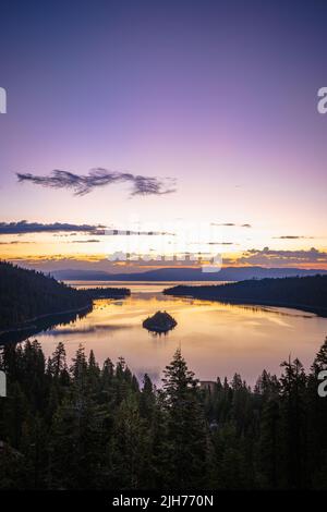 Blue Hour Sunrise aufgenommen in Portrait-Ausrichtung über Emerald Bay am Lake Tahoe CA