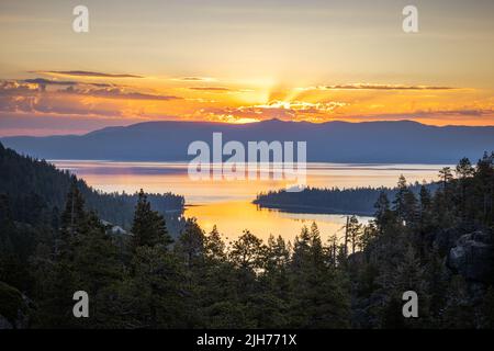 Der Blick vom Eagle Falls Trail über die Emerald Bay kurz vor Sonnenaufgang Stockfoto