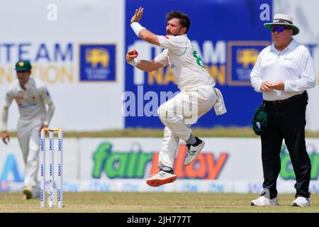 Galle, Sri Lanka. 16.. Juli 2022. Der pakistanische Yasir Shah bowelt während des 1.-tägigen Test-Cricket-Spiels 1. zwischen Sri Lanka und Pakistan am 16.. Juli 2022 im Galle International Cricket Stadium in Galle. Viraj Kothalwala/Alamy Live News Stockfoto