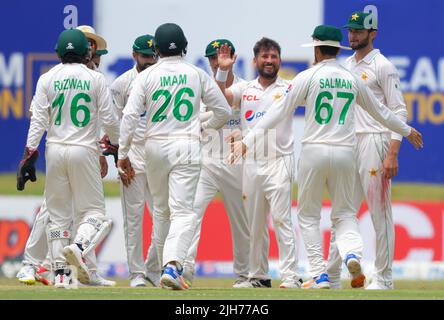 Galle, Sri Lanka. 16.. Juli 2022. Die Pakistaner Yasir Shah feiern mit ihren Teamkollegen, nachdem sie am 16.. Juli 2022 das Wicket von Angelo Mathews aus Sri Lanka während des 1.-tägigen Test-Cricket-Spiels 1. zwischen Sri Lanka und Pakistan im Galle International Cricket Stadium in Galle absolviert haben. Viraj Kothalwala/Alamy Live News Stockfoto