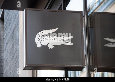 Hamburg, Deutschland 22. Juni 2022, das Logo der Marke Lacoste vor einer Niederlassung in Hamburg Stockfoto