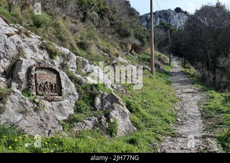 Anacapri - IV stazione della Via Crucis salendo verso l'Eremo di Cetrella Stockfoto