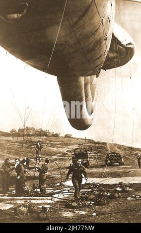 WWII - Frauen der britischen WAAF (Women's Auxiliary Air Force) übernehmen die Handhabung von Sperrballons (Luftballons gegen Flugzeuge).j Stockfoto