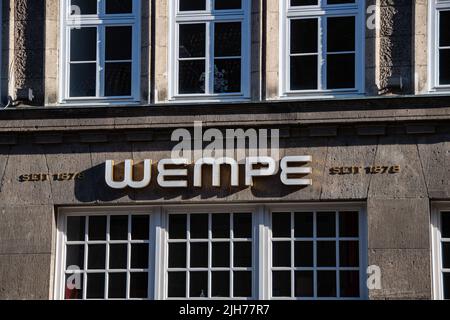 Hamburg, Deutschland 22. Juni 2022, das Markenlogo „Wempe“ vor einer Niederlassung in Hamburg Stockfoto