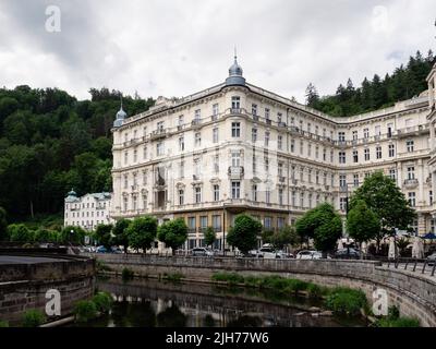 Karlovy Vary, Tschechische Republik - Mai 29 2022:Grand Hotel Pupp Exterior in Carlsbad, Böhmen. Stockfoto