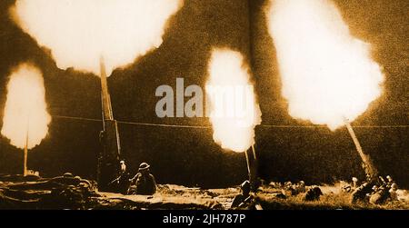 Weltkrieg 2, Luftabwehrvorkehrungen -- WWII - Eine britische Luftabwehrbatterie, die auf einen Angriff deutscher Flugzeuge abzielt. Stockfoto