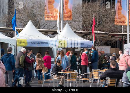 Sydney, Australien, 16. Juli 2022: Immer auf der Suche nach einer Ausrede, um einen Lebensmittelmarkt zu genießen, strömten Sydney-Leute heute massenhaft zum Customs House und Circular Quay in Sydney, um den Geschmack Frankreichs zu genießen, der von endlosen Ständen leckerer, authentischer französischer Gerichte geboten wird. Der Samstagsmarkt ist Teil eines viertägigen Festivals, das von der Alliance Francaise de Sydney gesponsert wird. Bildnachweis Stephen Dwyer, Alamy Live News Stockfoto