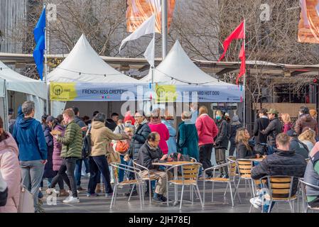 Sydney, Australien, 16. Juli 2022: Immer auf der Suche nach einer Ausrede, um einen Lebensmittelmarkt zu genießen, strömten Sydney-Leute heute massenhaft zum Customs House und Circular Quay in Sydney, um den Geschmack Frankreichs zu genießen, der von endlosen Ständen leckerer, authentischer französischer Gerichte geboten wird. Der Samstagsmarkt ist Teil eines viertägigen Festivals, das von der Alliance Francaise de Sydney gesponsert wird. Bildnachweis Stephen Dwyer, Alamy Live News Stockfoto