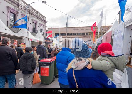 Sydney, Australien, 16. Juli 2022: Immer auf der Suche nach einer Ausrede, um einen Lebensmittelmarkt zu genießen, strömten Sydney-Leute heute massenhaft zum Customs House und Circular Quay in Sydney, um den Geschmack Frankreichs zu genießen, der von endlosen Ständen leckerer, authentischer französischer Gerichte geboten wird. Der Samstagsmarkt ist Teil eines viertägigen Festivals, das von der Alliance Francaise de Sydney gesponsert wird. Bildnachweis Stephen Dwyer, Alamy Live News Stockfoto