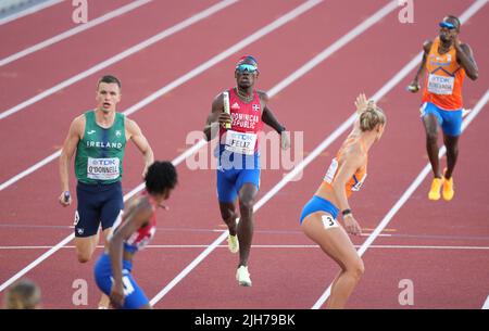 Eugene, USA. 15.. Juli 2022. Die Athleten treten beim gemischten 4x400-m-Staffellauf bei den Leichtathletik-Weltmeisterschaften Oregon22 in Eugene, Oregon, USA, am 15. Juli 2022 an. Quelle: Wang Ying/Xinhua/Alamy Live News Stockfoto