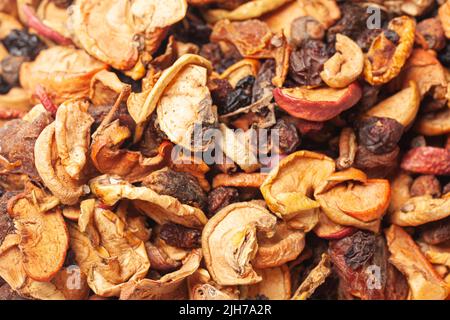 Getrocknete Früchte, Äpfel, Birnen, Aprikosen, Pflaumen, Trauben, Rosinen, Draufsicht im Hintergrund Stockfoto