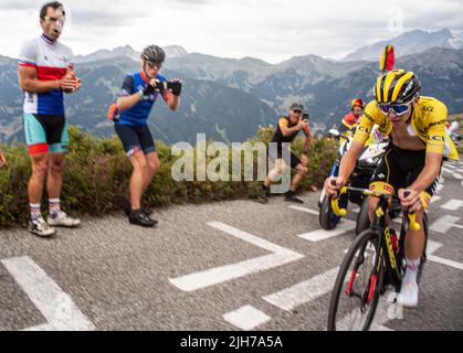 UAE Team der slowenische Fahrer Tadej Pogacar des Emirates-Teams, aufgenommen während der Etappe 11. der Tour de France Radrennen 109., 151,7 km zwischen Albertville und Col du Granon Serre Chevalier, in den französischen Alpen, am 13. Juli 2022. Foto von Sofiane Boukhari/ABACAPRESS.COM Stockfoto