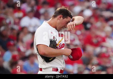 St. Louis, Usa. 16.. Juli 2022. St. Louis Cardinals starten Pitcher Andre Pallante tritt für einen Moment vom Hügel, um sein Gesicht zu wischen, nachdem er zwei Runs im ersten Inning zu den Cincinnati Reds im Busch Stadium in St. Louis am Freitag, den 15. Juli 2022, abgefahren hat. Foto von Bill Greenblatt/UPI Credit: UPI/Alamy Live News Stockfoto