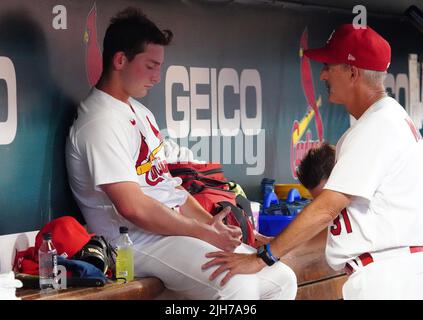 St. Louis, Usa. 16.. Juli 2022. St. Louis Cardinals Pitching Trainer Mike Maddux spricht mit Startkantenkaninchen Andre Pallante im Dugout im dritten Inning gegen die Cincinnati Reds im Busch Stadium in St. Louis am Freitag, 15. Juli 2022. Foto von Bill Greenblatt/UPI Credit: UPI/Alamy Live News Stockfoto