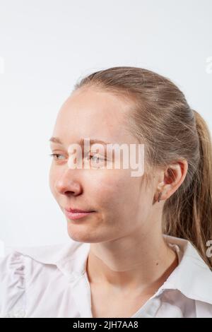 Das Mädchen tropft Nasentropfen aus einer laufenden Nase mit Influenza Stockfoto