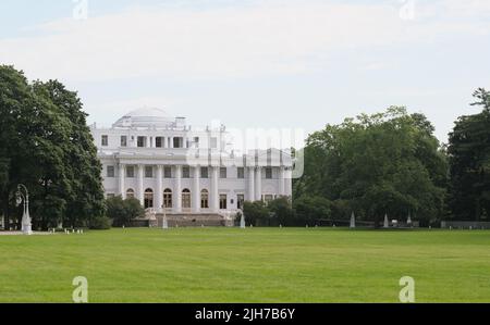 Der Palast von Elagin, der kaiserliche Sommerpalast auf der Insel Elagin in St. Petersburg. Altes historisches Gebäude - ein Ort des Tourismus und Sehenswürdigkeiten. Stockfoto