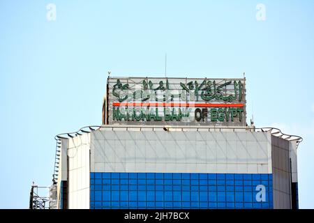 Kairo, Ägypten, Juli 10 2022: Übersetzung (National Bank of Egypt) die Spitze des ägyptischen Al Ahly-Bankturms an der Nil corniche, dem Verwaltungsgebäude Stockfoto