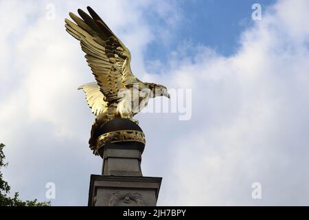 LONDON, GROSSBRITANNIEN - 15. MAI 2014: Es ist ein vergoldeter Adler, der das Denkmal der Schlacht von Großbritannien am Victoria Embankment krönt. Stockfoto