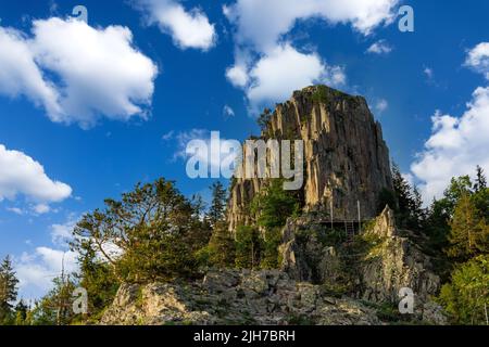 Hohe felsige wilde Gebirgskette der Rhodopen Berge bedeckt mit grüner heller Vegetation, vor dem Hintergrund des Gebirgstals bedeckt mit dichtem d Stockfoto