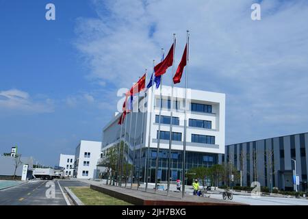 ANQING, CHINA - 9. JULI 2022 - Ein Blick auf den Hauptsitz von Foton LOXA und die intelligente Fertigung von Spezialfahrzeugen, gebaut von China Construction und in Stockfoto