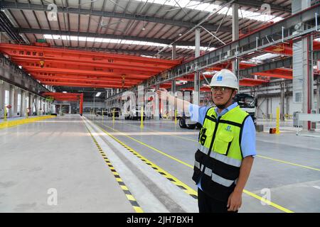 ANQING, CHINA - 9. JULI 2022 - Ein Blick auf den Hauptsitz von Foton LOXA und die intelligente Fertigung von Spezialfahrzeugen, gebaut von China Construction und in Stockfoto