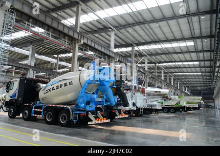 ANQING, CHINA - 9. JULI 2022 - Ein Blick auf den Hauptsitz von Foton LOXA und die intelligente Fertigung von Spezialfahrzeugen, gebaut von China Construction und in Stockfoto