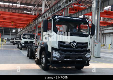 ANQING, CHINA - 9. JULI 2022 - Ein Blick auf den Hauptsitz von Foton LOXA und die intelligente Fertigung von Spezialfahrzeugen, gebaut von China Construction und in Stockfoto