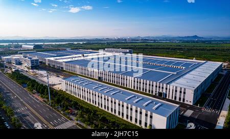 ANQING, CHINA - 9. JULI 2022 - Ein Blick auf den Hauptsitz von Foton LOXA und die intelligente Fertigung von Spezialfahrzeugen, gebaut von China Construction und in Stockfoto