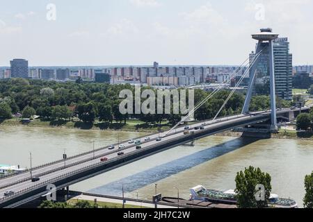 Novy Most - Neue Brücke, Bratislava, Slowakei, Brücke über die Donau an sonnigen Sommertagen Stockfoto
