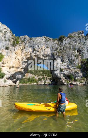 Pont d'Arc, Steinbogen über dem Fluss Ardeche, Auvergne-Rhone-Alpes, Frankreich Stockfoto