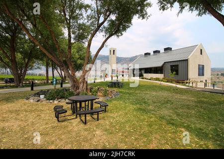 Weingut Monte Creek in British Columbia, Kanada. Der Blick auf den Sitzbereich. Das Gebäude der Weinkellerei im Hintergrund. 20. Juni 2021. Stockfoto