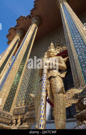 Ein Yaksha, ein Dämon, die Bewachung der Phra Mondop-Bibliothek in der Wat Phra Kaew Komplex in Bangkok, Thailand Stockfoto