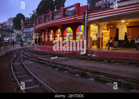 Darjeeling, Westbengalen, Indien - 22. Juni 2022, Darjeeling Himalayan Railway am Bahnhof ist Darjeeling Himalayan Railway ein UNESCO-Weltkulturerbe. Stockfoto