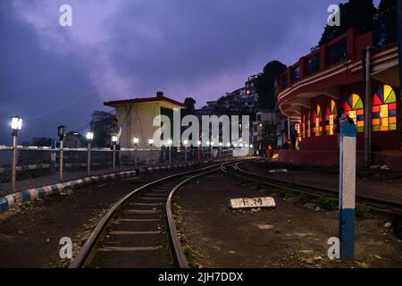 Darjeeling, Westbengalen, Indien - 22. Juni 2022, Darjeeling Himalayan Railway am Bahnhof ist Darjeeling Himalayan Railway ein UNESCO-Weltkulturerbe. Stockfoto