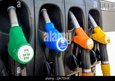 Nahaufnahme einer Kraftstoffpumpe mit vier Düsen an einer Tankstelle in Frankreich, die B10 und B7 Diesel und E85 „Super-Ethanol“ und E10 Benzin abgibt. Stockfoto