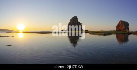 Felsen bei Sonnenuntergang am Strand von Ondarraitz, Hendaye, Frankreich Stockfoto